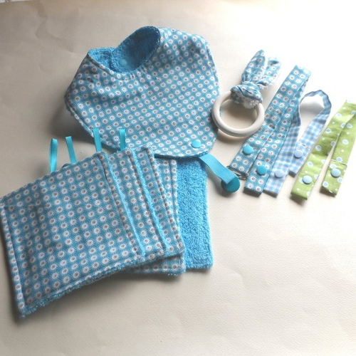 N°8 "coffret bébé" comprenant bavoir , lingettes, anneau lapin, attache sucette couleur bleu blanc