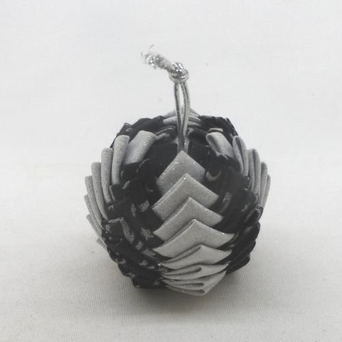 N° 53 boule artichaut  en tissu n1 noir motif argenté   et argenté   décoration de noël