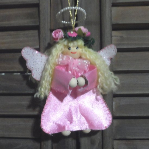 N°12  petit ange   rose  à accrocher  cheveux blond couronne de fleurs