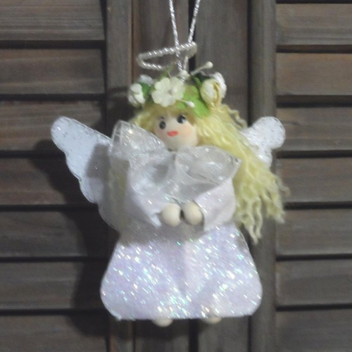 N°12  petit ange  blanc  à accrocher  cheveux blond couronne de fleurs