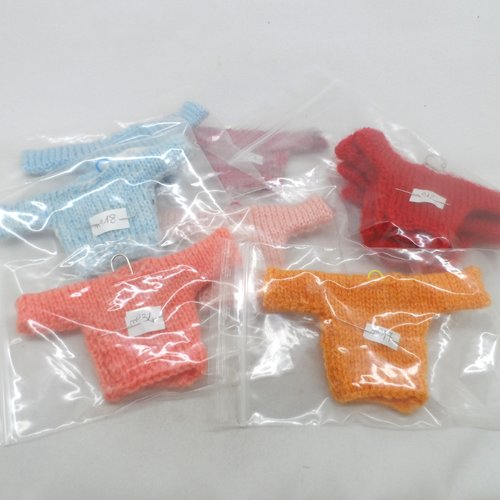 N°74  lot marie  de 10 mini pulls  différentes couleur avec cintre  à suspendre