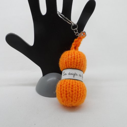 N°3 porte clés pelote de laine étiquette les doigts de fée  en laine orange n°1