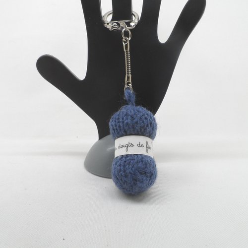 N°3 porte clés pelote de laine étiquette les doigts de fée  en laine  bleu "jean's"