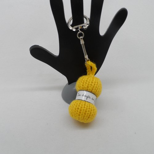 N°3 porte clés pelote de laine étiquette les doigts de fée  en laine  jaune n°1