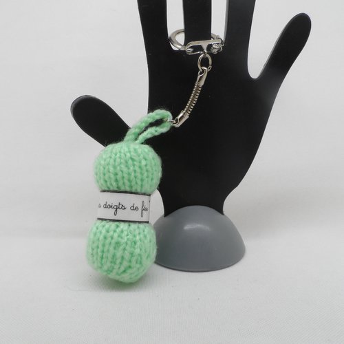 N°3 porte clés pelote de laine étiquette les doigts de fée  en laine  vert clair