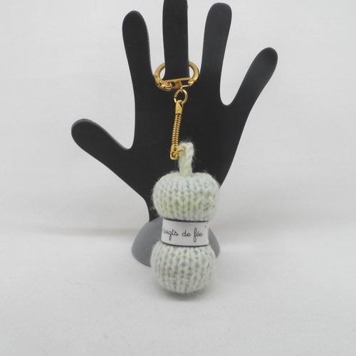 N°3 porte clés pelote de laine étiquette les doigts de fée  en laine  vert clair tendre