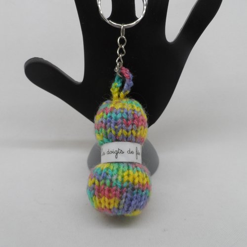 N°3 porte clés pelote de laine étiquette les doigts de fée  en laine  multicolore