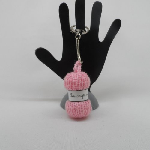 N°3 porte clés pelote de laine étiquette les doigts de fée  en laine rose