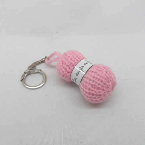 N°3 porte clés pelote de laine étiquette les doigts de fée  en laine rose n°2 (+ grosse)