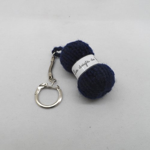 N°3 porte clés pelote de laine étiquette les doigts de fée  en laine  bleu marine