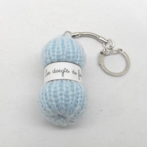 N°3 porte clés pelote de laine étiquette les doigts de fée  en laine  bleu ciel n°2