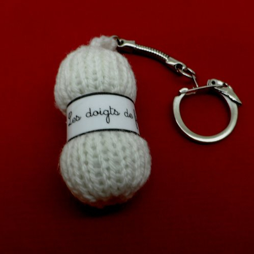 N°3 porte clés pelote de laine étiquette les doigts de fée  en laine  blanche