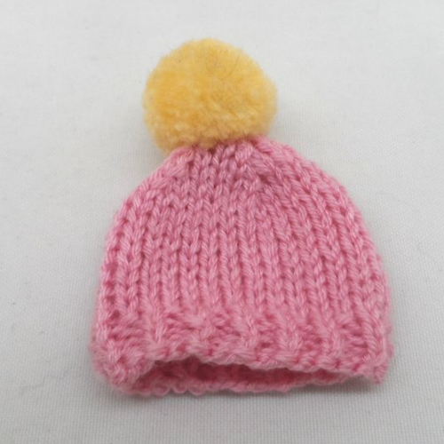 N°2  bonnet à pompon en laine rose et jaune  adorable couvre-œufs