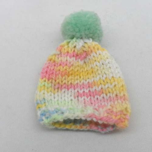 N°2  bonnet à pompon en laine multicolore et vert  adorable couvre-œufs