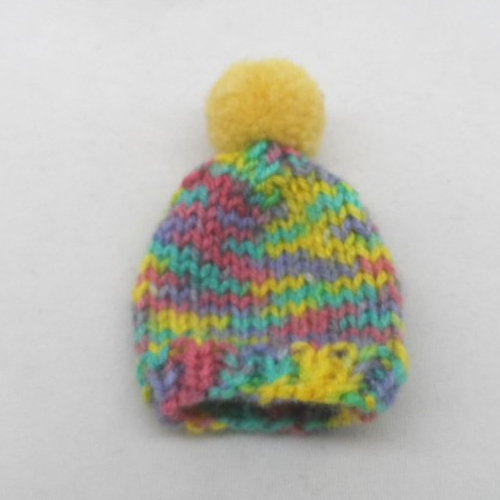 N°2  bonnet à pompon en laine multicolore et jaune  adorable couvre-œufs