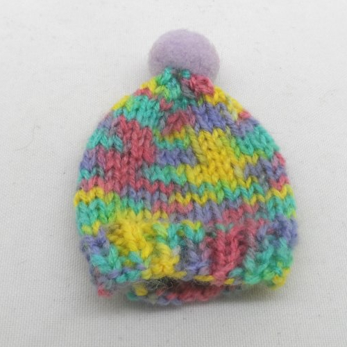 N°2  bonnet à pompon en laine multicolore et violet  adorable couvre-œufs