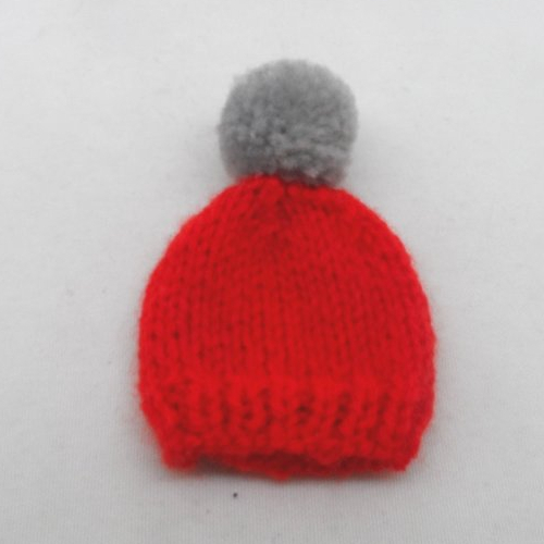 N°2  bonnet à pompon en laine  rouge et gris adorable couvre-œufs