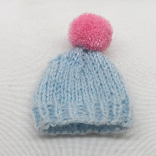 N°2  bonnet à pompon en laine bleu  et rose  adorable couvre-œufs