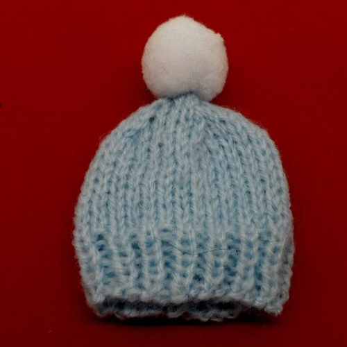 N°2  bonnet à pompon en laine bleu ciel n°2 blanc  adorable couvre-œufs