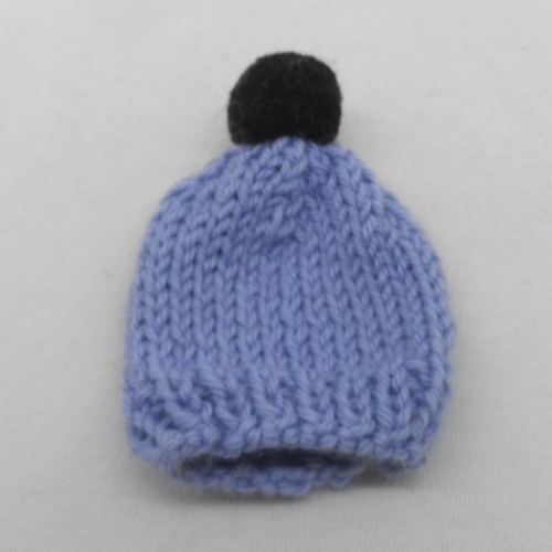 N°2  bonnet à pompon en laine bleu mauve  et  noir  adorable couvre-œufs