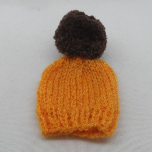 N°2  bonnet à pompon en laine marron  et  orange  adorable couvre-œufs
