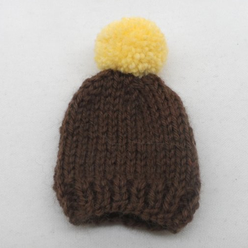N°2  bonnet à pompon en laine marron et jaune  adorable couvre-œufs