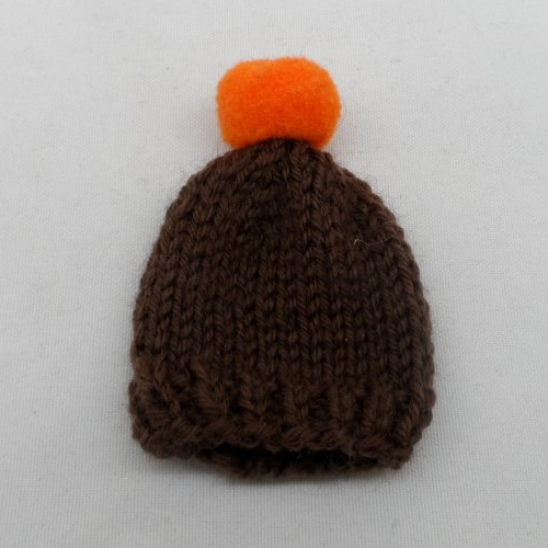 N°2  bonnet à pompon en laine marron et orange  adorable couvre-œufs