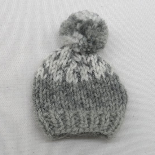 N°2  bonnet à pompon en laine blanche  grise   adorable couvre-œufs
