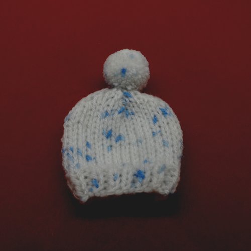 N°2  bonnet à pompon en laine bleu et blanc  adorable couvre-œufs