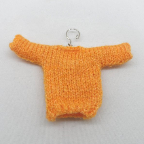 N°74 mini pull  orange avec cintre  argenté à suspendre n°36