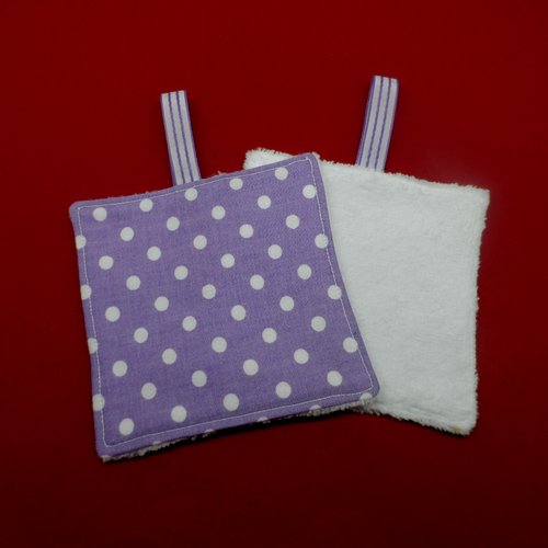 N°7  2 lingettes  démaquillantes lavables une face coton pois blanc  fond violet  une face éponge bambou blanche