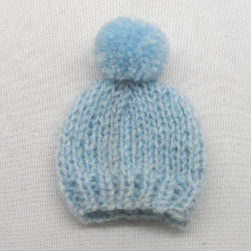 N°2  bonnet à pompon en laine bleu ciel   adorable couvre-œufs