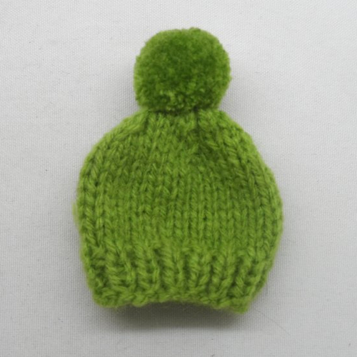 N°2  bonnet à pompon en laine vert clair   adorable couvre-œufs