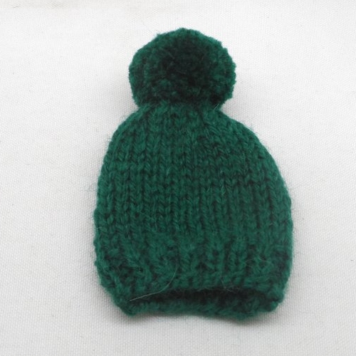 N°2  bonnet à pompon en laine vert foncé  adorable couvre-œufs