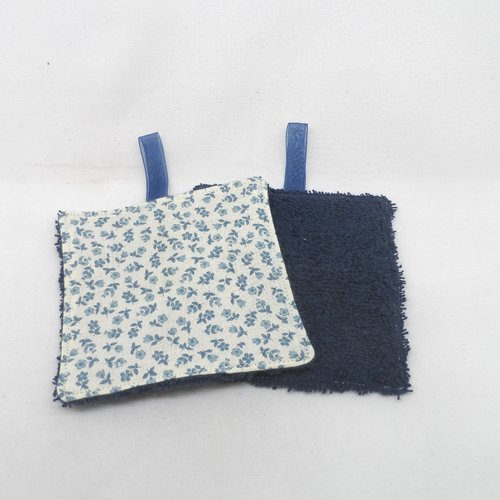 N°7  2 lingettes  démaquillantes lavables une face coton fleurs  bleues  fond écru une face éponge marine