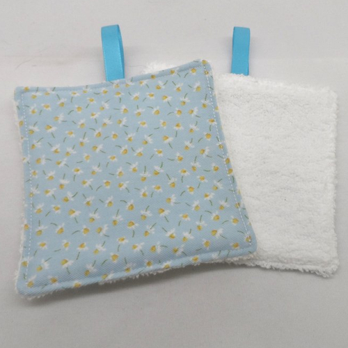 N°7  2 lingettes  démaquillantes lavables une face coton fleurs pâquerettes   fond bleu une face éponge blanche