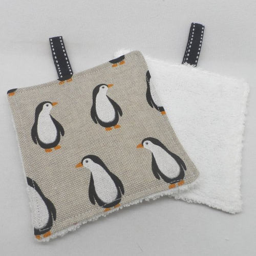 N°7  2 lingettes  démaquillantes lavables une face  à motifs pingouins  fond beige  une face éponge