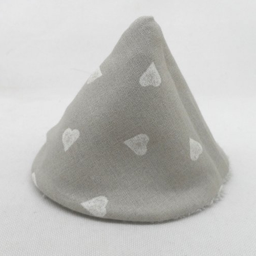 N°22 tipi pipi intérieur éponge grise extérieur  tissu coton fond gris à motif cœurs blancs