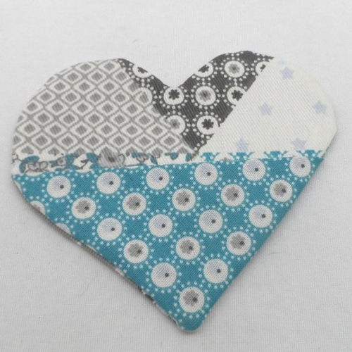 N°69 marque page cœur tissu style patchwork  différents motifs de couleur bleu gris blanc