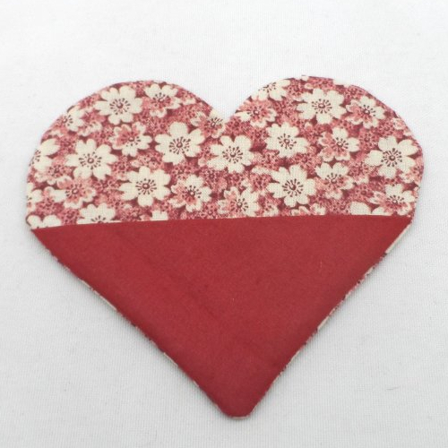 N°69 marque page cœur tissu   fond  rouge bordeaux  fleurs blanc casé rose
