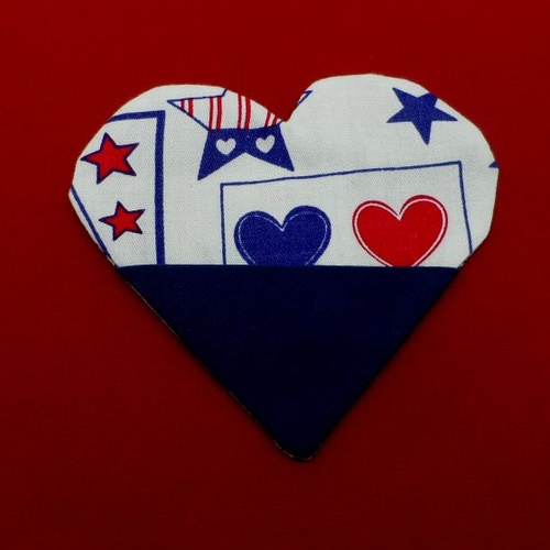 N°69 marque page cœur tissu  fond blanc à motif étoile cœur rouge bleu marine