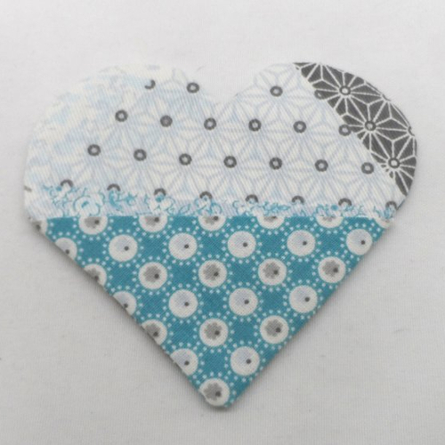 N°69 marque page cœur tissu style patchwork  différents motifs de couleur bleu gris blanc