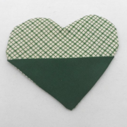 N°69 marque page cœur tissu  à "carreaux  "  fond beige carreaux vert