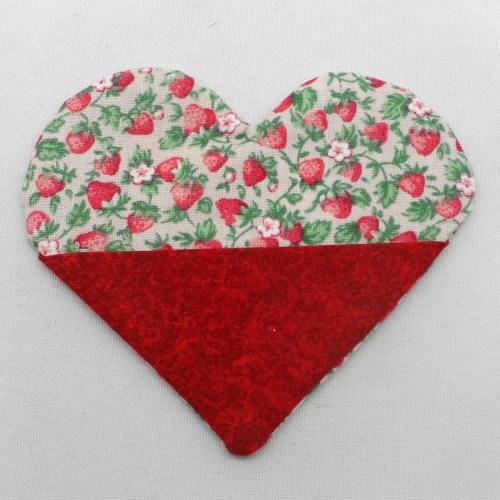 N°69 marque page cœur tissu  à motif fraises  rouge vert fleurs blanches