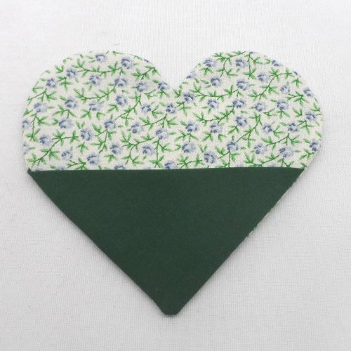 N°69 marque page cœur tissu fond  blanc casé à fleurs  bleues tiges vertes