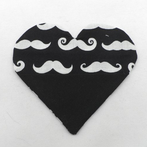 N°69 marque page cœur tissu  fond noir  à motif moustaches blanches