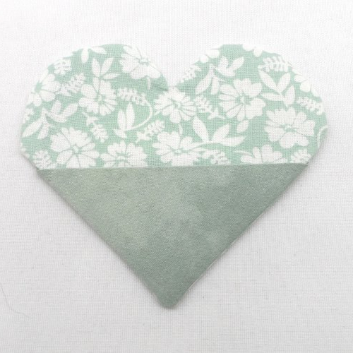N°69 marque page cœur tissu   fond  vert   fleurs blanches