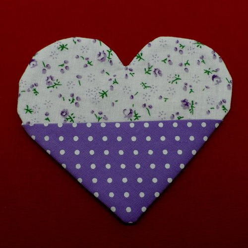 N°69 marque page cœur tissu  fond blanc à petites fleurs violettes triangle à pois blanc violet  foncé