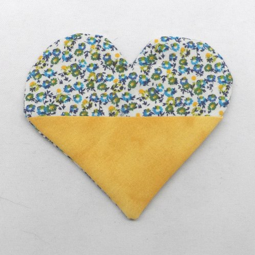N°69 marque page cœur tissu   fond  blanc  fleurs bleues jaunes triangles jaune