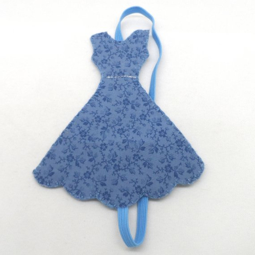 N°24  marque page robe en  tissu  à fleurs fond bleu élastique bleu